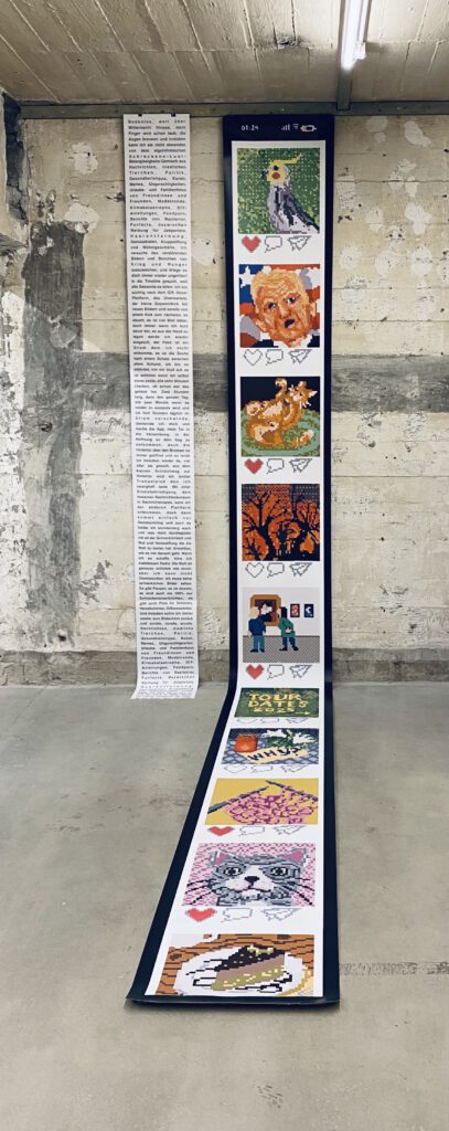 Ausstellungsansicht imKunstbunker: Lange Tapete mit endlosem Feed in Pixelart.