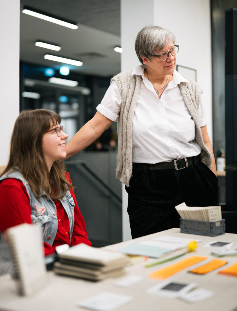 Lui Kohlmann (links) und Kuratorin Dorothee Schäfer